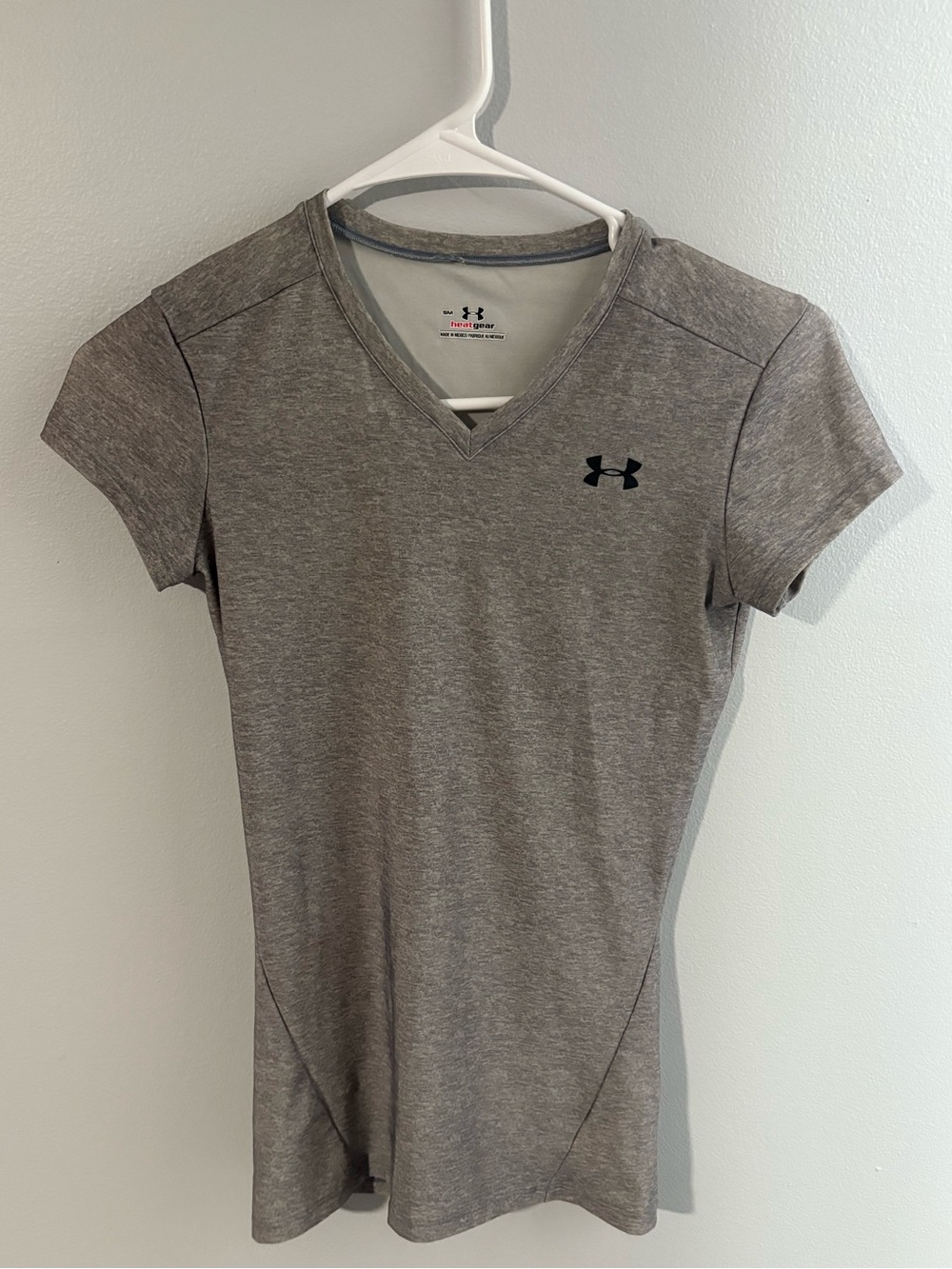 Under Armour • Heat Gear Heathered Gray Fitted V Neck Short Sleeve